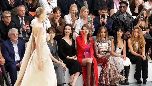 Eine Modenschau mit prominenten Gästen wie Shakira, Camila Cabello und Cardi B in der ersten Reihe.