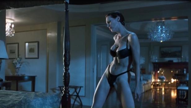 Jamie Lee Curtis in Unterwäsche in einer Szene aus dem Film „True Lies – Wahre Lügen“.