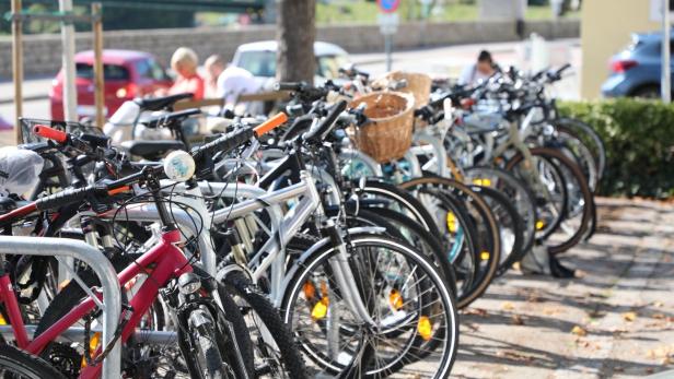 Mehr Platz für Fahrräder: Kremser Uni bekommt Radabstellanlagen