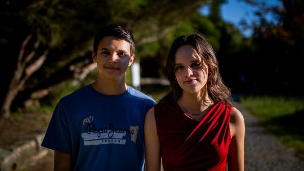 Die Geschwister André und Sofia sind zwei der sechs jungen Klimakläger aus Portugal.