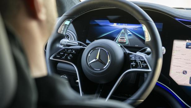 Ohne Hände: Mercedes Benz mischt beim autonomen Fahren kräftig mit.