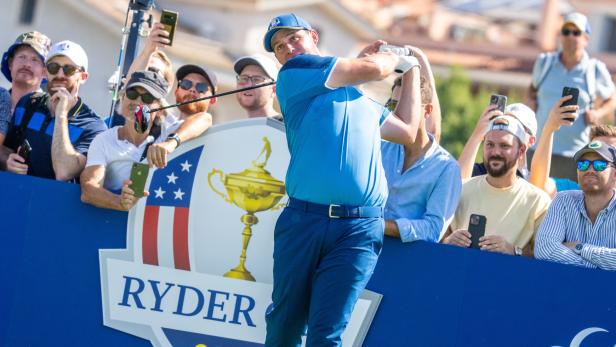 Sepp Straka beim Abschlag vor den Fans beim Ryder Cup