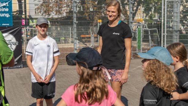 Former ÖFB captain Karina Fenninger with the girls in the soccer cage 