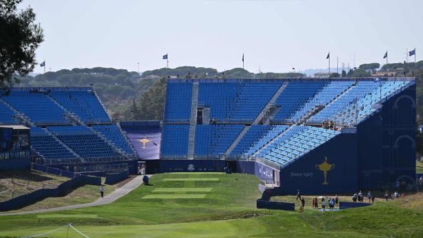 Die mächtigen Tribünen beim ersten Abschlag beim Ryder Cup