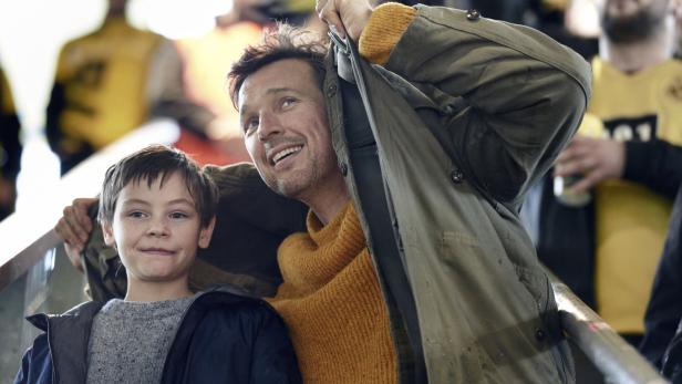 Vorsicht, Fußballfans! Florian David Fitz (li.) mit Sohn im Stadion