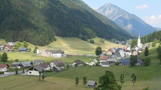 Zell ist jene Gemeinde mit dem höchsten Anteil an Kärntner Slowenen: Er liegt hier bei über 90 Prozent. Der Erwähnung der Volksgruppe in der Landesverfassung wird hier historische Bedeutung zugemessen