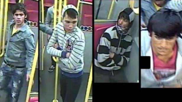 Vier junge Männer in einem Bus, aufgenommen von Überwachungskameras.