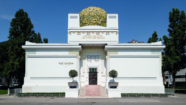 Das Wiener Secessionsgebäude mit seiner goldenen Kuppel und dem Schriftzug „Ver Sacrum“.