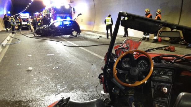 Nach einem Unfall in einem Tunnel sind Feuerwehr und Rettungskräfte vor Ort.