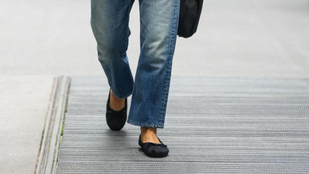 Marc Jacobs geht mit einem Blazer, Jeans und Ballerinas die Straße entlang.