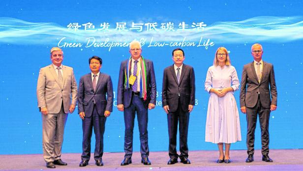 Die Repräsentanten der Regionen (v. li.): Alan Sans Cartier, Québec, Deng Yunfeng, Vizegouverneur Shandong, Alan Winde, Premierminister West Kap, Zhou Naixiang, Gouverneur Shandong, Christine Haberlander, Rainer Hutka, Bayern