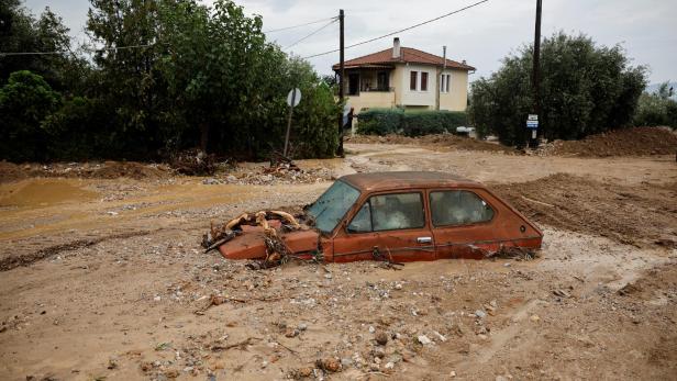 Ein Auto versinkt im Hochwasser von Volos