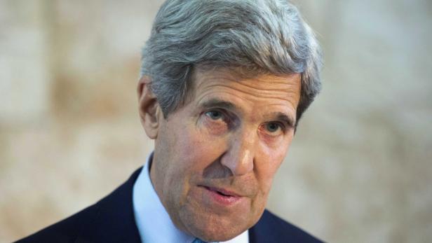 Ein Porträt von John Kerry vor einem neutralen Hintergrund.