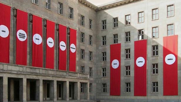 Das Gebäude ist mit roten Bannern mit den Logos von UBS, IKEA, Google, Apple und Shell geschmückt.