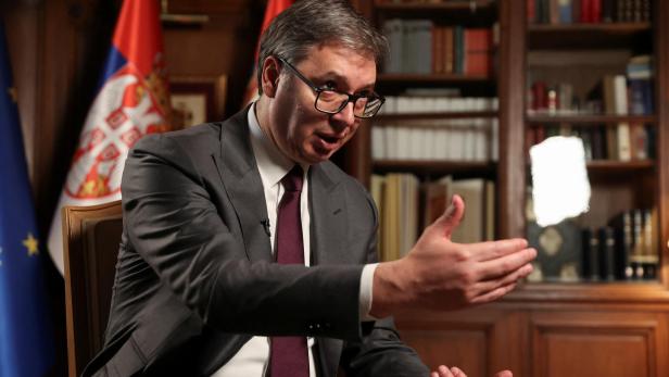 Aleksandar Vučić gestikuliert bei einem Interview in seinem Kabinett