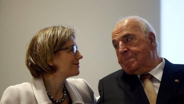 Angela Merkel und Helmut Kohl bei einer Veranstaltung.