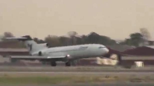 Video: Boeing landet ohne Bugrad
