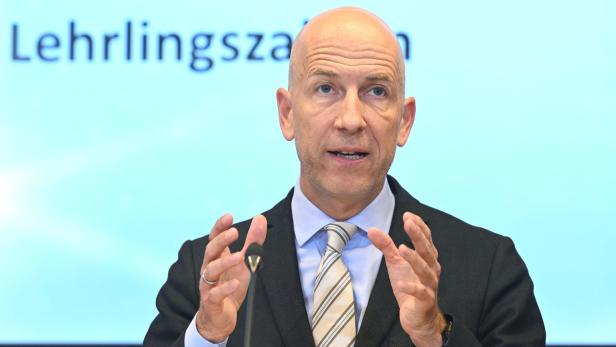 Wirtschaftsminister Martin Kocher präsentiert bei einer Pressekonferenz die Arbeitslosenzahlen für den September 2023. 