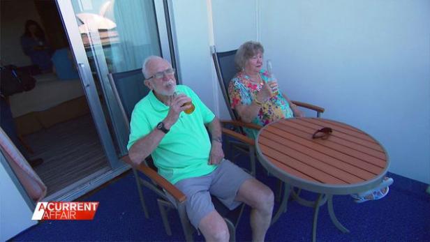 Marty und Jess Ansen trinken Bier auf dem Kreuzfahrtschiff