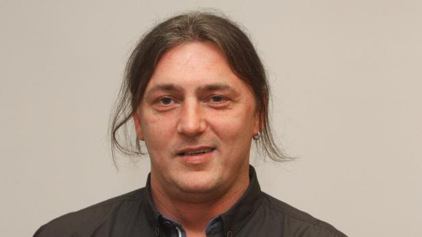 Dragan Radić, 39, Schlagzeuger, kam 2002 nach Wien, bringt als Bus-Chauffeur Wiener Kinder sicher zur Schule. „Ich fühle mich heute in Österreich zu Hause. Österreich ist mir ans Herz gewachsen. Wien ist multikulturell, mein altes Dubrovnik dagegen klein, homogen, konservativ. In Wien hat man mehr Möglichkeiten zu arbeiten, auch für die Kinder tun sich mehr Möglichkeiten auf. Das Land ist allgemein entwickelter. Ich fühle mich freier. Andererseits hat unsereins immer Sehnsucht nach dem Land, in dem er geboren ist. Ich glaube, das ist normal.“