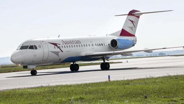 Ein Flugzeug der Austrian Airlines rollt auf einer Landebahn.