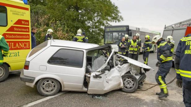 Auto krachte in Linienbus: Zwei Personen sind im Spital
