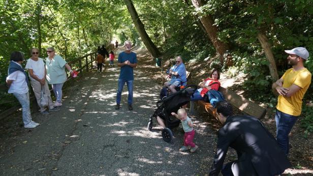 Protest am idyllischen Jakobnsbrunnenweg: Initiative um den Umweltaktivisten Gerald Mevec (M.)