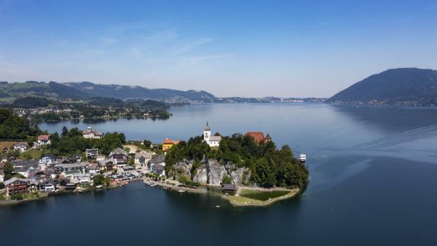 Luftaufnahme von Schloss Ort auf einer Insel im Traunsee.