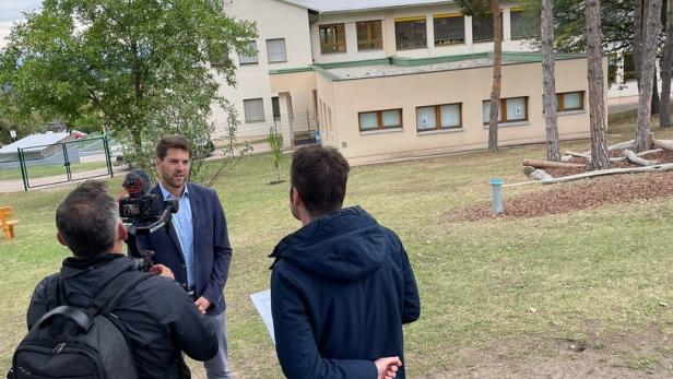 TV-Team interviewt Hornsteins Bürgermeister Christoph Wolf