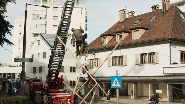 Eine Cobra-Einheit holt Aktivisten von einem Holzgestell