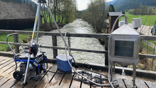 Maschine zur Feststellung von Mikroplastik auf einer Brücke in Kärnten