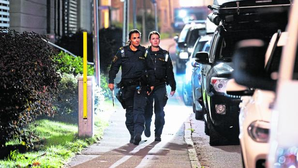 Zwei Polizistinnen in der Nacht marschieren eine Straße entlang