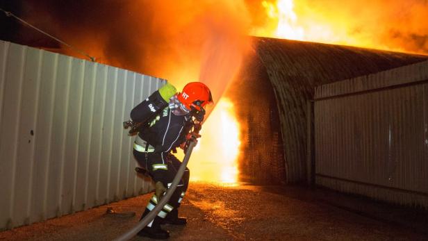 Ein Feuerwehrmann während der Brandlöschung.