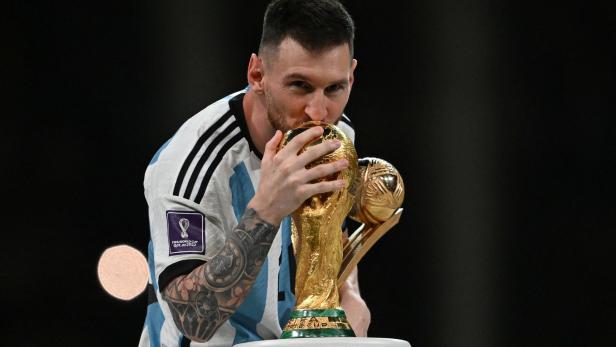 Lionel Messi küsst den WM-Pokal