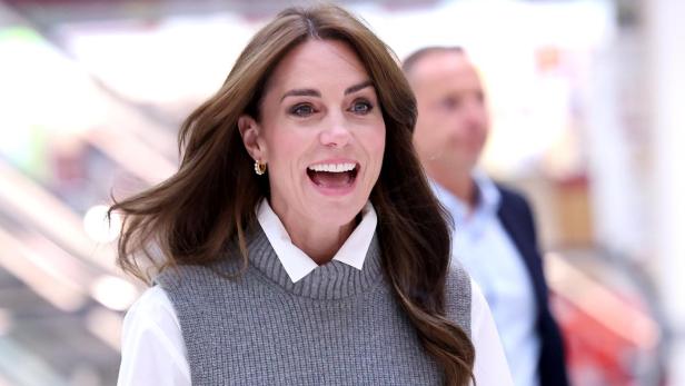 Prinzessin Kate im grauen Pollunder mit weißem Hemd untendrunter.