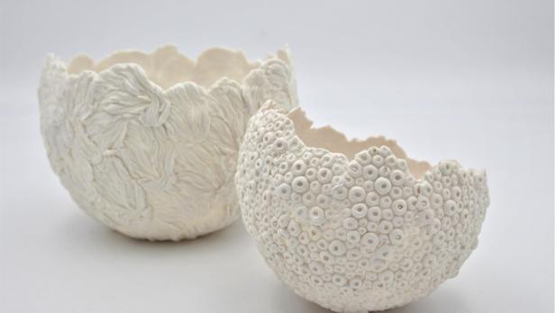 Zwei weiße Keramikschalen mit außergewöhnlichen Mustern von Annabel Kail