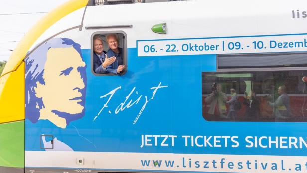 Zug der Raaberbahn wirbt für das Liszt Festival