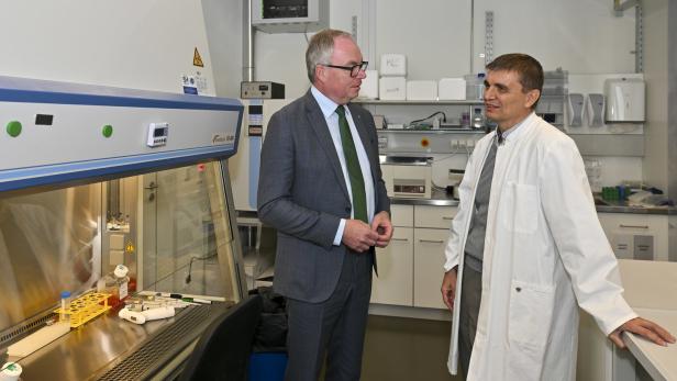 Professor Klaus Podar und Stephan Pernkopf in Podars Labor