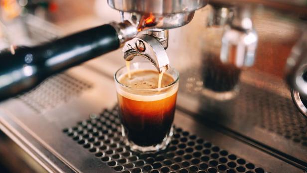 Kaffee läuft aus der Espressomaschine