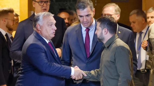 Der ungarische Premier Orban, der spanische Premier Pedro Sanches und der ukrainische Präsident Wolodymyr Selenskij beim Europa-Gipfel im spanischen Granada. 
