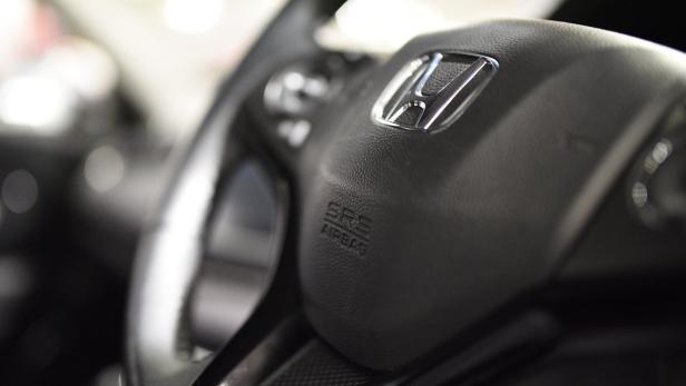 Nahaufnahme des Lenkrads eines Honda-Fahrzeugs.
