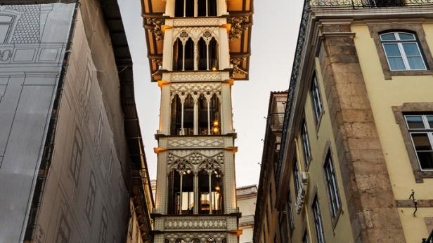 Der Elevador de Santa Justa, ein historischer Aufzug in Lissabon, Portugal.