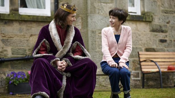 Sally Hawkins als Philippa Langley ist so fasziniert von König Richard III., dass er ihr leibhaftig erscheint: „The Lost King“ von Stephen Frears