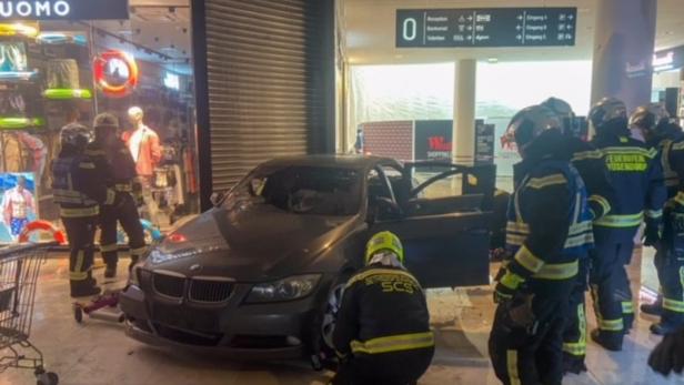 Auto in der Shopping City Süd, Einbruch in Einkaufszentrum