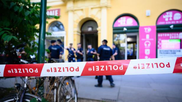 In der Leopoldstadt stand die Polizei im Großeinsatz. Der Verdächtige Metin B. war nach der mutmaßlichen Tat aus dem Fenster gesprungen.