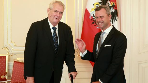 Tschechiens Präsident Milos Zeman (l.) empfing Norbert Hofer in Prag.