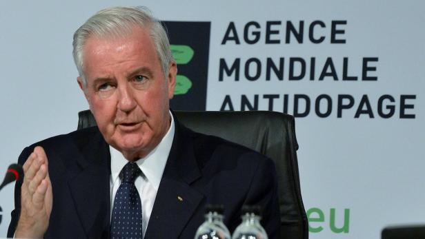 Ein Mann in einem Anzug spricht vor dem Hintergrund des Logos der Welt-Anti-Doping-Agentur.