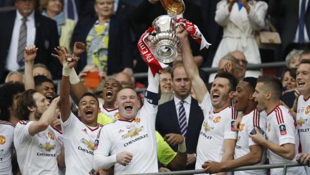 Kapitän Rooney und seine Kollegen feierten mit dem Pokal