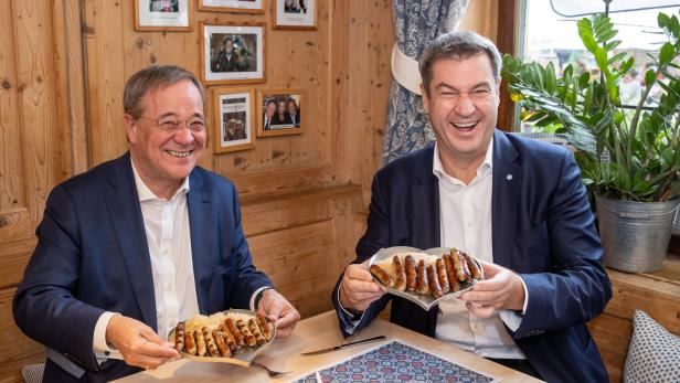Söder und Laschet beim Bratwurstessen