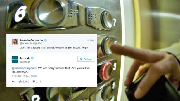 Ein Aufzugknopf wird gedrückt, daneben ein Tweet von Amanda Carpenter über ihre Situation in einem Amtrak-Aufzug.